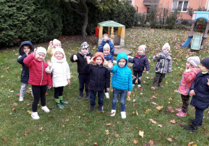 Dzieci z grupy 4-latków na spacerze w ogrodzie przedszkolnym