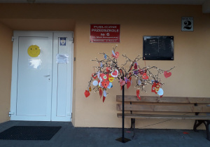 Przy wejściu do przedszkola stoi Drzewko Życzliwości z wykonanymi przez dzieci serduszkami.