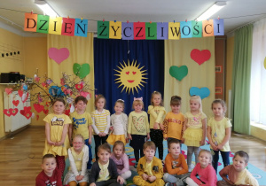Grupa 4,5 latków podczas Dnia Życzliwości.
