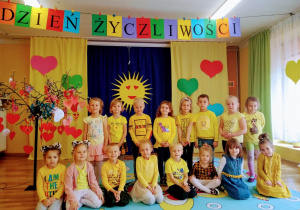 Grupa "Podziomków" na pamiątkowym zdjęciu z okazji Dnia Życzliwości i Pozdrowień.