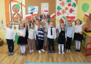 Dzieci z grupy 4-latków trzymają flagi Polski.