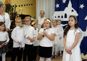 Przedszkolaki z grupy 6-latków podczas śpiewu pastorałki.