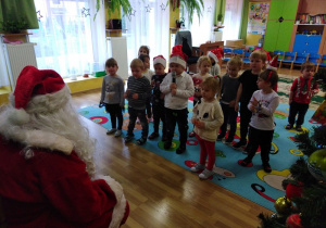 Dzieci czteroletnie śpiewają piosenkę Mikołajowi.