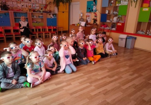 Do obejrzenia teatrzyku nieodzownym rekwizytem są okulary
