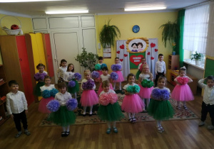 „Promyczki' podczas występu wokalno – tanecznego z pomponami przygotowanego dla babć i dziadków z okazji ich święta.