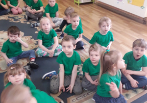 Dzieci z grupy 4-latków w zielonych koszulkach podczas "Zielonego Dnia".