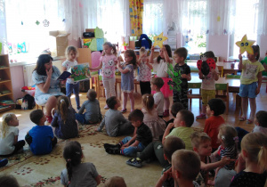 Pisarka Elżbieta Stępień czyta dzieciom fragment opowiadania z książki jej autorstwa..