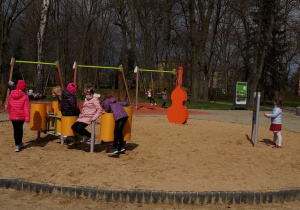 Przedszkolaki na placu zabaw w "Parku Świętojańskim".