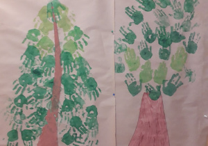 "Drzewo iglaste, drzewo liściaste"- dwie prace zbiorowe. Zielone odciski dłoni dzieci tworzą koronę drzewa liściastego i iglastego.