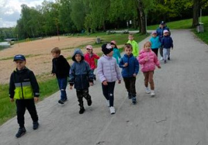 W drodze na poszukiwanie naszych ukrytych w lesie kolegów i koleżanek.