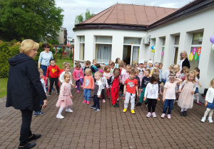 Maluszki i 4-latki podczas tańców na tarasie przedszkolnym.