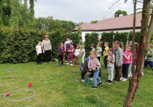 5-latki celują woreczkami do obręczy.