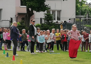 Kangurze skoki w workach.