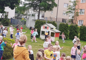 Przedszkolaki w pogoni za bańkami mydlanymi.