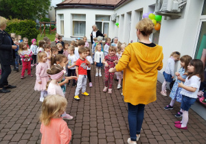 Tańce i zabawy przy muzyce. Grupy młodsze.