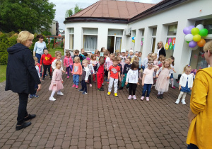 Zabawy muzyczno-ruchowe przy muzyce do piosenki "Jerusalema". Grupy młodsze.