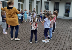 "Ja gram na gitarze..."-zabawy muzyczno-ruchowe. Grupy starsze.