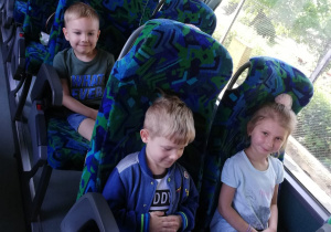 4-latki podczas podróży autokarem.