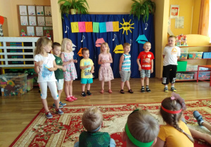 4-latki zaśpiewały piosenkę "Po łące biega lato".