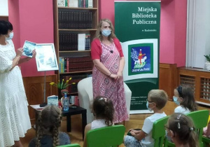 Autorka pokazuje dzieciom swoje książeczki.