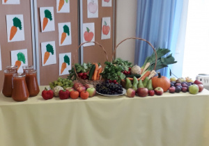 Stół z owocami, warzywami i sokiem owocowym - "witaminkami" od Pani Jesieni.