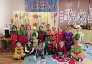 Zdjęcie prezentuje dzieci przebrane za warzywa lub owoce.