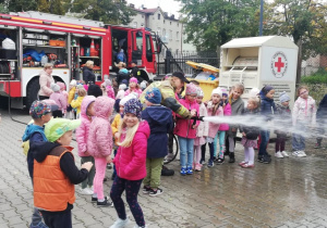 Przedszkolaki miały możliwość wypróbowania pompy strażackiej.