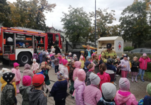 Przedszkolaki oglądają wyposażenie wozu strażackiego.