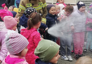 Przedszkolaki miały możliwość wypróbowania pompy strażackiej.