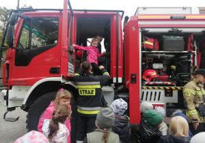 Przedszkolaki mogły również zobaczyć wnętrze wozu strażackiego.