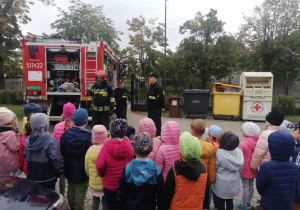 Dzieci mogły również zobaczyć strażaka i jego ubiór niezbędny podczas pożaru.