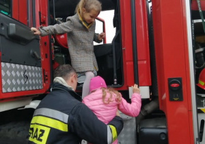 Przedszkolaki mogły również zobaczyć wnętrze wozu strażackiego.