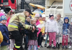 Przedszkolaki miały możliwość wypróbowania pompy strażackiej.