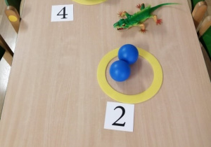 Zabawa matematyczna "Liczymy jaja dinozaurów".