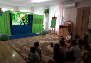 Dzieci oglądają multimedialne przedstawienie.