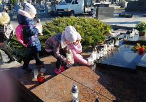 Dzieci z grupy PROMYCZKÓW ustawiają znicze na Grobie Nieznanego Żołnierza.