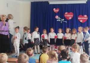 Występ dzieci z grupy PROMYCZKÓW podczas akademii z okazji Dnia Nauczyciela.