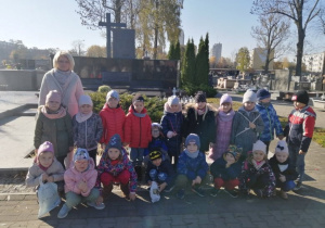 Dzieci z grupy PROMYCZKÓW przed Grobem Nieznanego Żołnierza.