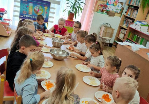 Własnoręcznie kroimy warzywa na sałatkę jarzynową.