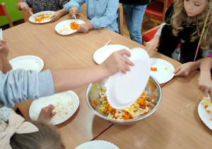 Własnoręcznie kroimy warzywa na sałatkę jarzynową.