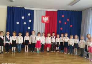 Dzieci z grupy 4-latków, w tle barwy naszej Ojczyzny i godło Polski.