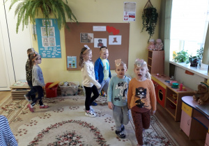 Dzieci 5-letnie podczas zabaw tanecznych.