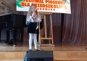 Slava D. podczas śpiewania konkursowej piosenki.