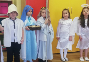 Dzieci z kółka teatralnego w strojach aniołków, trzech króli, pastuszka w "Opowieści o narodzinach Jezusa".
