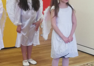 Weronika i Ala w strojach aniołków podczas występu.