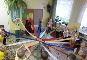 5-latki podczas zabaw kolorowym wiatrakiem matematycznym.