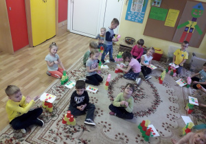 Przedszkolaki podczas zabaw kolorowymi kubkami.