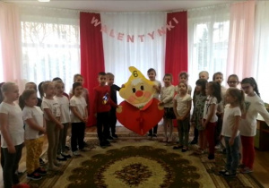 "Motylki" stoją w kręgu trzymają krasnala- ich dzieło- prezent dla dzieci z Przedszkola Specjalnego w Radomsku.