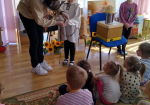 Przedszkolaki mogły także przymierzyć tradycyjny strój pszczelarski.