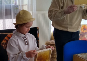 Dzieci miały mozliwość własnoręcznie dotknąć plastrów z woskiem pszczelim.